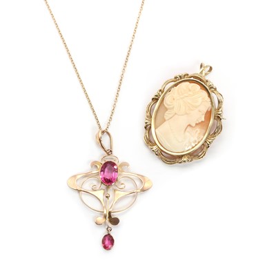 Lot 18 - An Art Nouveau gold paste pendant