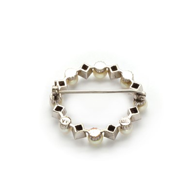 Lot 164 - A white gold  cultured pearl diamond brooch
