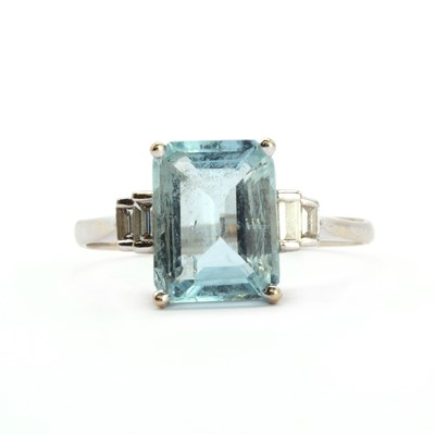 Lot 114 - A white gold aquamarine and diamond ring