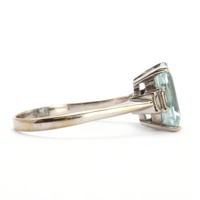 Lot 114 - A white gold aquamarine and diamond ring