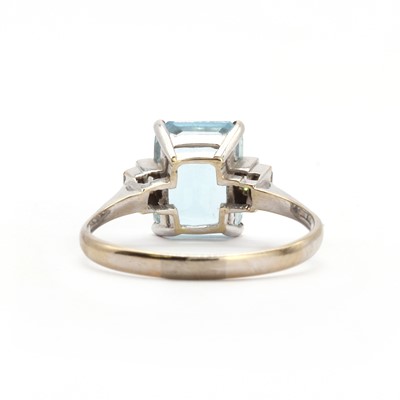 Lot 114 - A white gold aquamarine and diamond ring