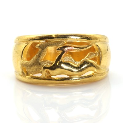 Lot 351 - A high carat gold antelope ring