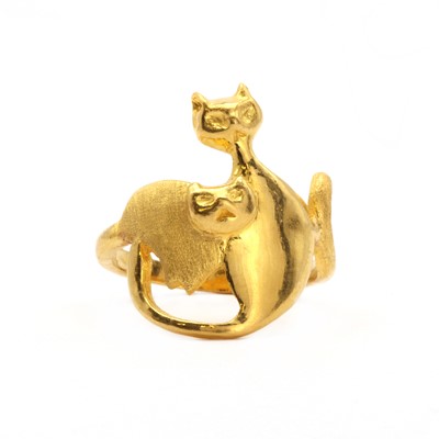 Lot 135 - A plain gold cat design ring