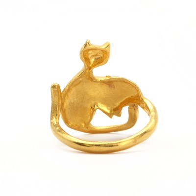 Lot 135 - A plain gold cat design ring