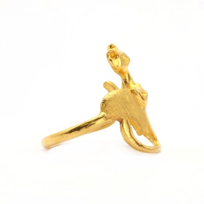 Lot 135 - A plain gold cat design ring