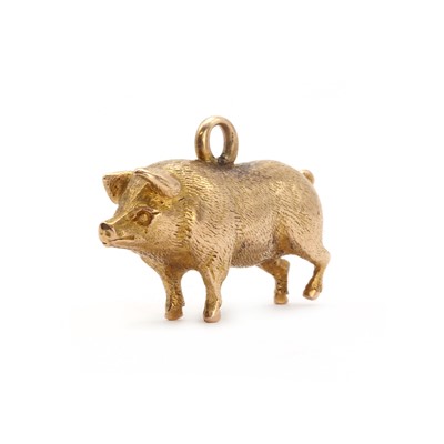 Lot 84 - A gold pig charm