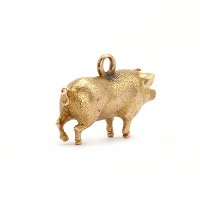 Lot 84 - A gold pig charm