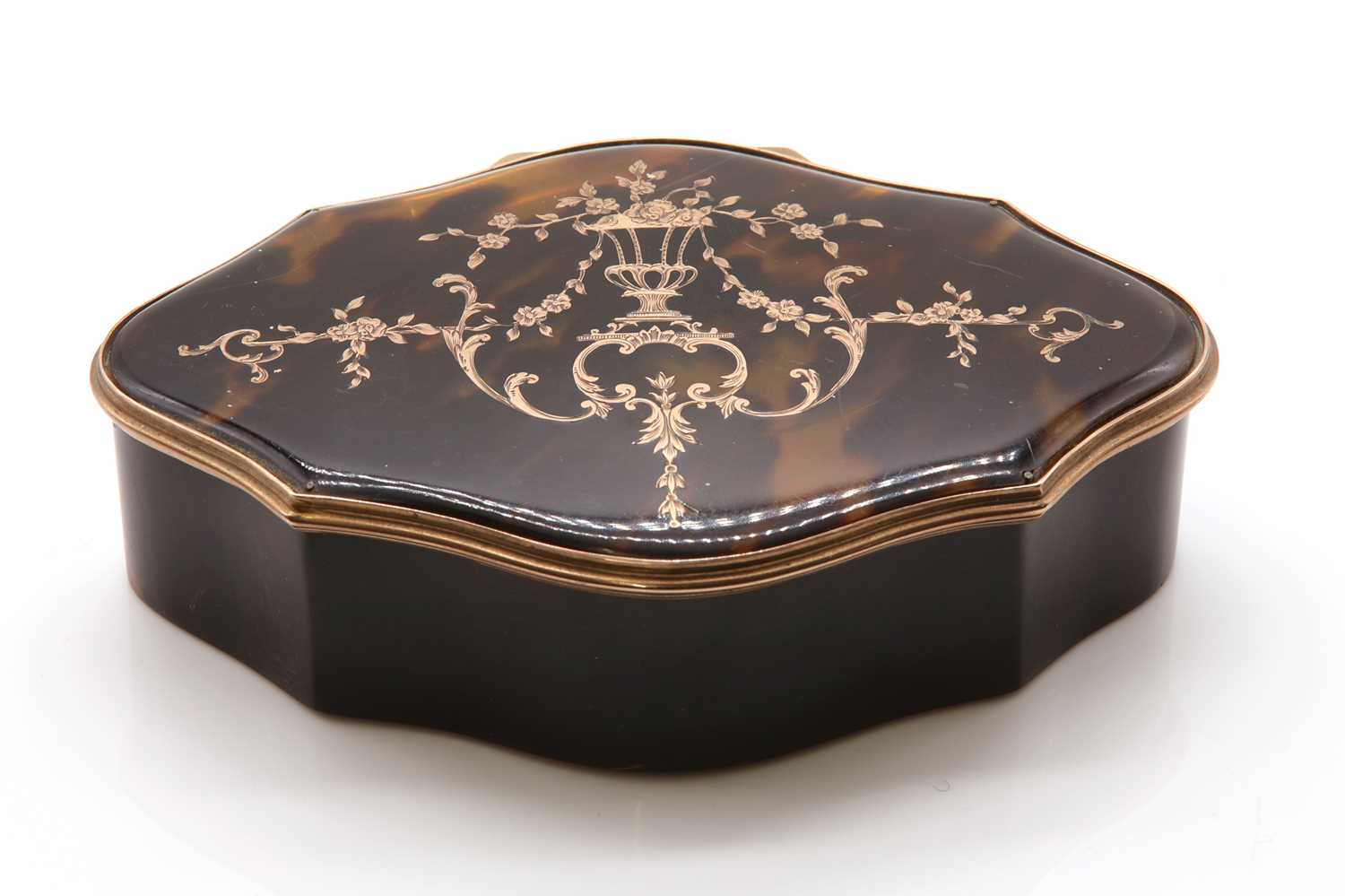 Lot 113 - An Edwardian 9ct gold tortoiseshell hinged trinket box, by William Comyns & Sons