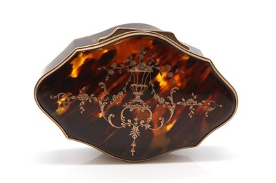 Lot 113 - An Edwardian 9ct gold tortoiseshell hinged trinket box, by William Comyns & Sons