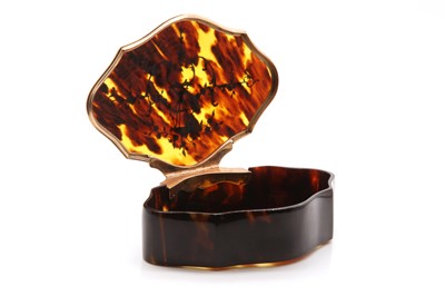 Lot 113 - An Edwardian 9ct gold tortoiseshell hinged trinket box, by William Comyns & Sons