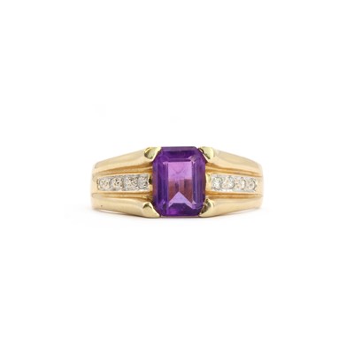 Lot 137 - An amethyst and diamond dress ring