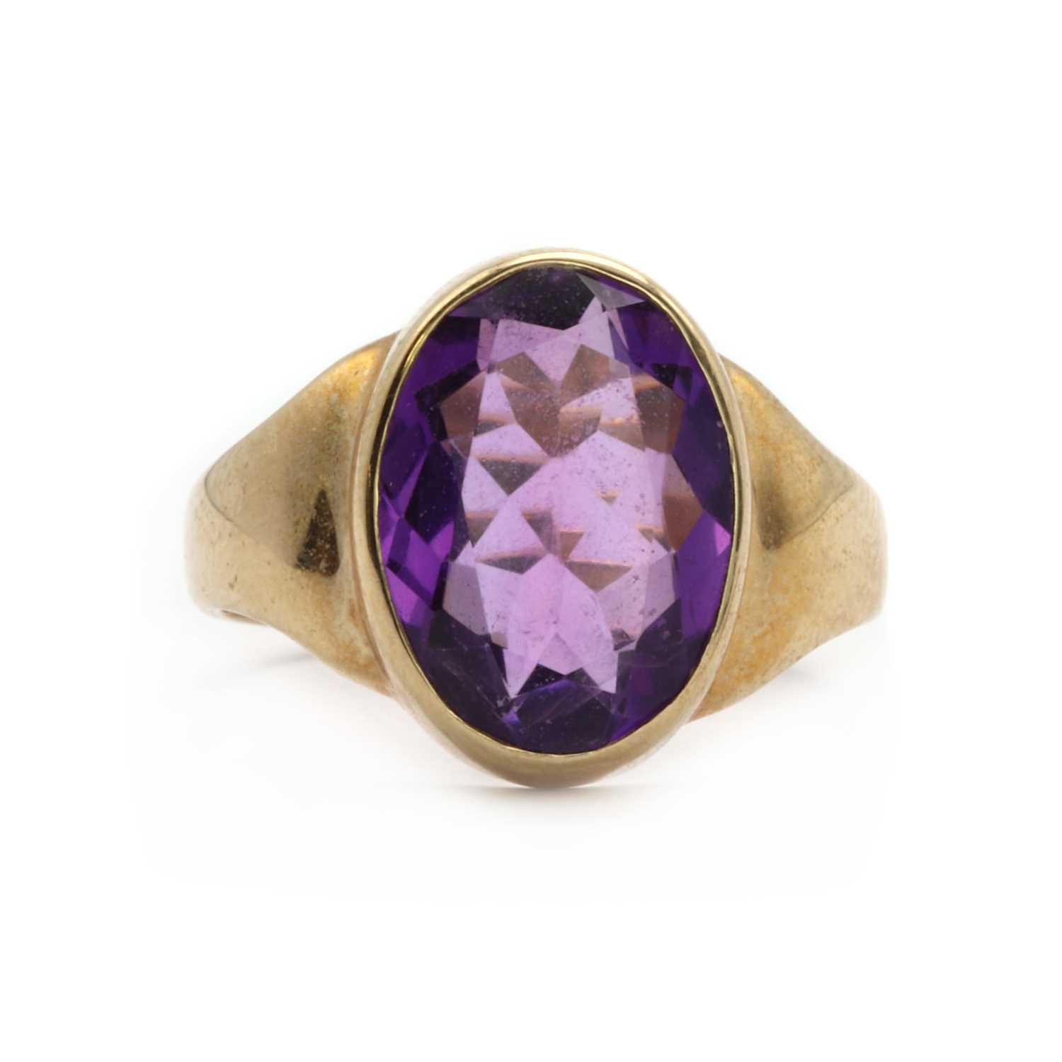 Lot 138 - A 9ct gold single stone amethyst ring