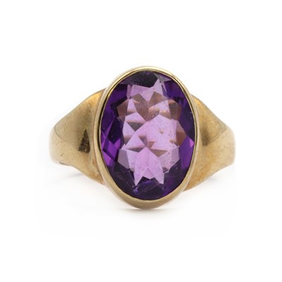 Lot 138 - A 9ct gold single stone amethyst ring