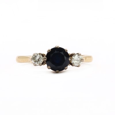 Lot 117 - An 18ct gold three stone sapphire and diamond ring