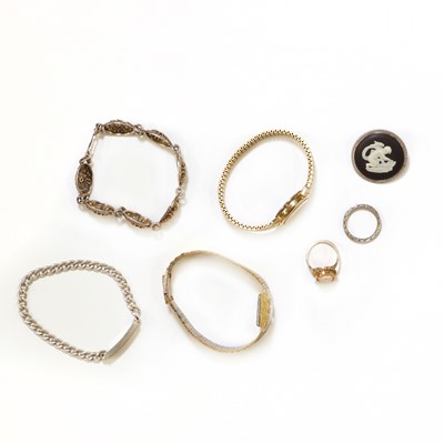 Lot 210 - A quantity of gold and silver jewellery