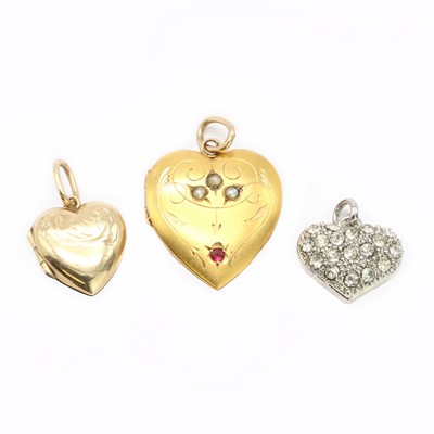 Lot 200 - A gold ruby and seed pearl locket