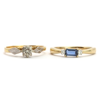 Lot 105 - A 9ct gold  single stone sapphire ring