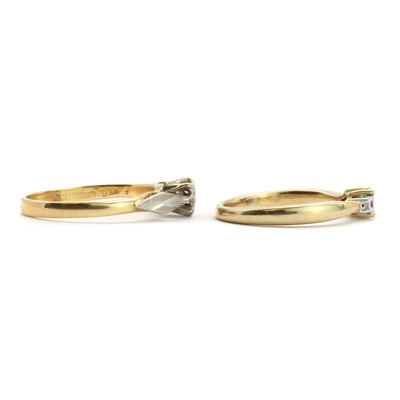 Lot 105 - A 9ct gold  single stone sapphire ring