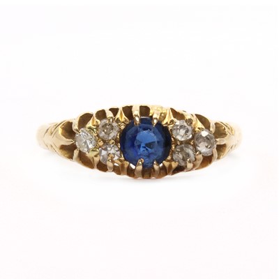 Lot 19 - An early 20th century sapphire and diamond boat shaped ring