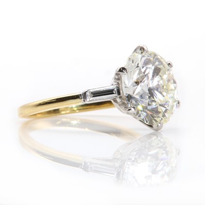 Lot 245 - An 18ct gold single stone diamond ring