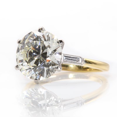 Lot 245 - An 18ct gold single stone diamond ring