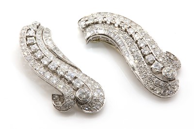 Lot 155 - A French Art Deco diamond set double clip brooch, c.1930