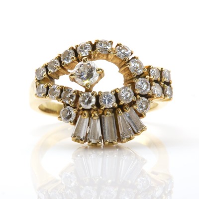 Lot 373 - A diamond set eye ring