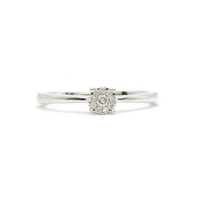 Lot 75 - A 9ct white gold diamond daisy cluster ring