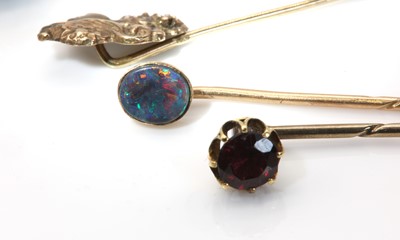 Lot 36 - An Edwardian single stone black opal stick pin