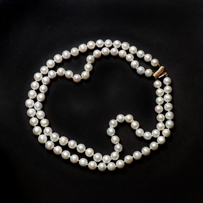 Lot 159 - A double row uniform cultured pearl necklace