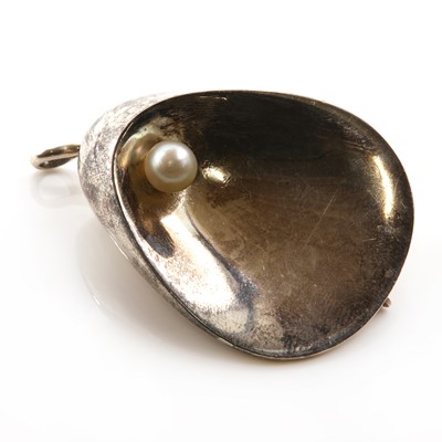 Lot 447 - A sterling silver cultured pearl shell brooch/pendant, by Georg Jensen