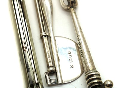 Lot 8 - A collection of silver items