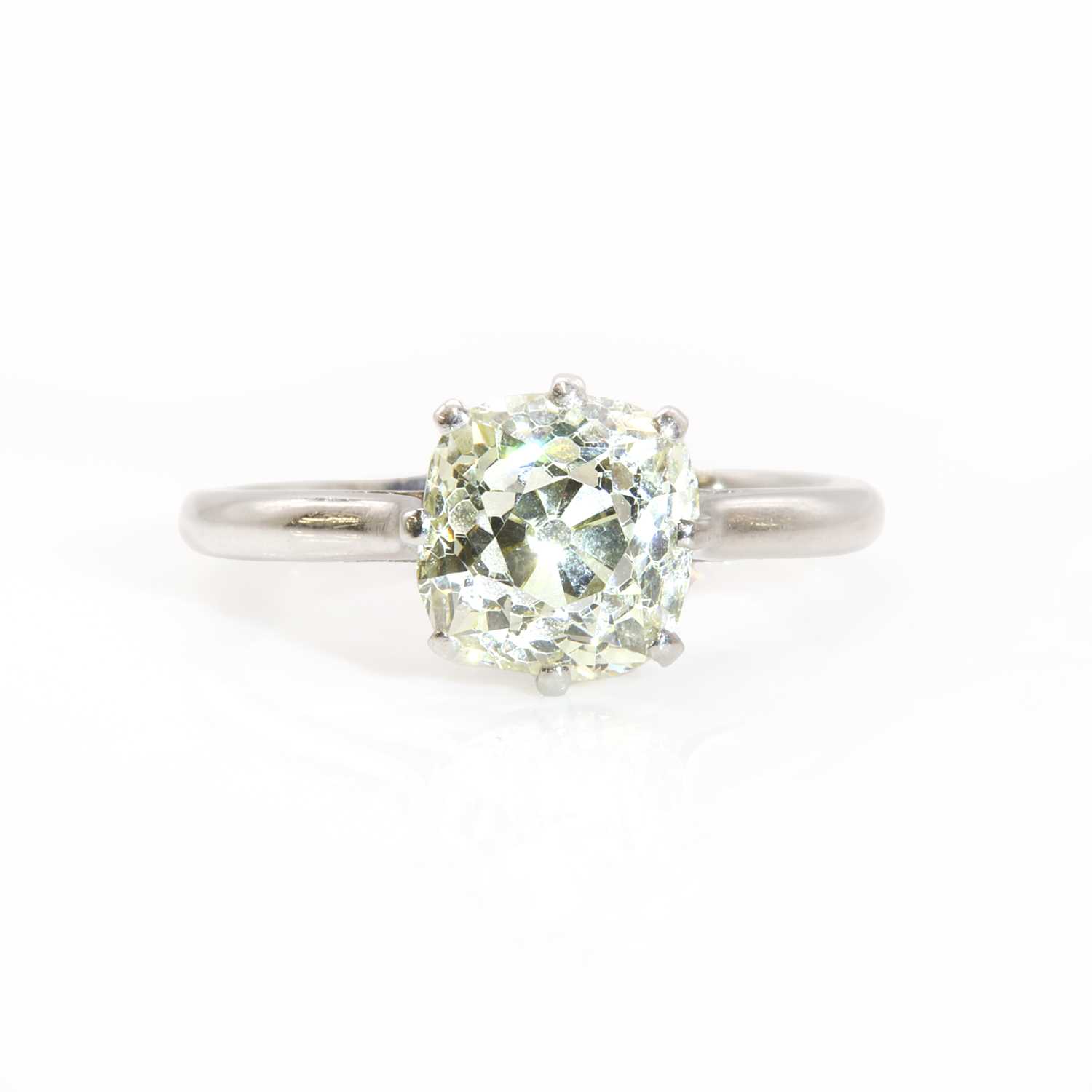 Lot 305 - A single stone diamond ring