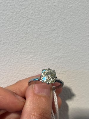Lot 305 - A single stone diamond ring
