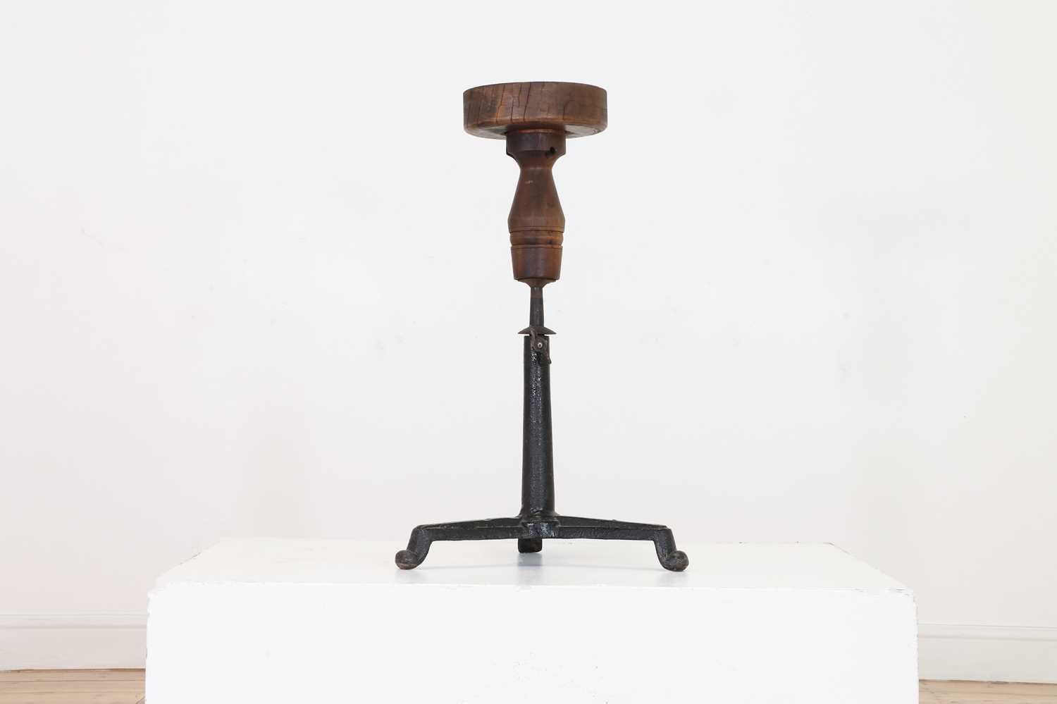 Lot 25 - An adjustable oak sculpture stand