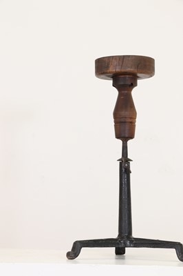 Lot 25 - An adjustable oak sculpture stand