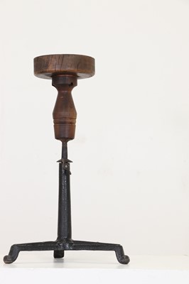 Lot 25 - An adjustable oak sculpture stand