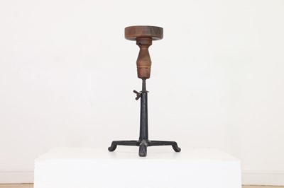 Lot 25 - An adjustable oak sculpture stand