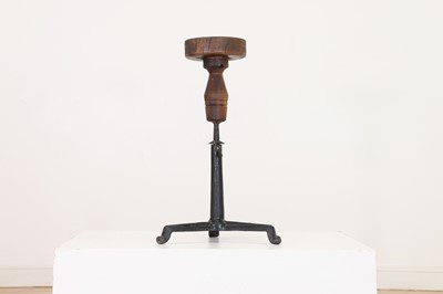 Lot 25 - An adjustable oak sculpture stand