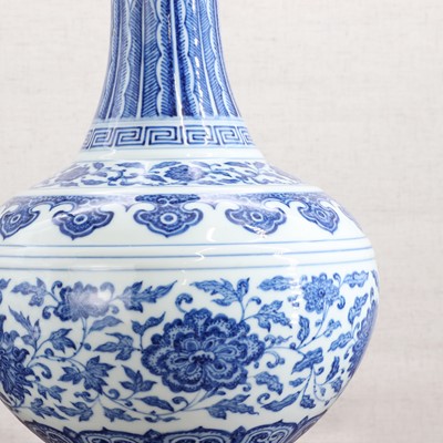 Lot 100 - A Chinese blue and white vase