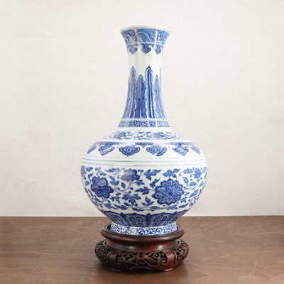 Lot 100 - A Chinese blue and white vase
