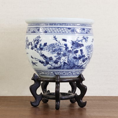 Lot 171 - A Chinese blue and white jardinière