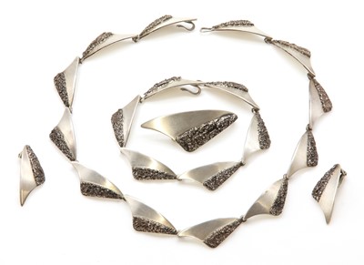 Lot 435 - A Danish sterling silver 'Peak' necklace, bracelet, earring and brooch suite, by Brødrene Bjorklund, c.1961-1971