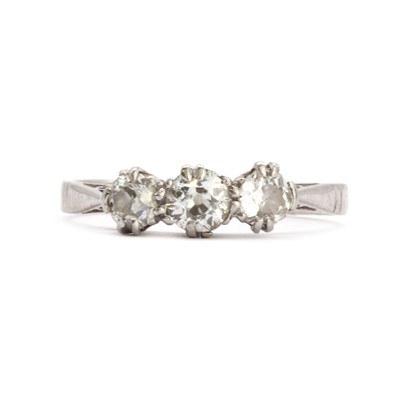 Lot 36 - A three stone diamond ring