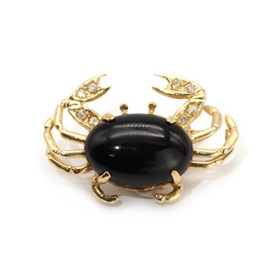 Lot 142 - A crab design onyx brooch