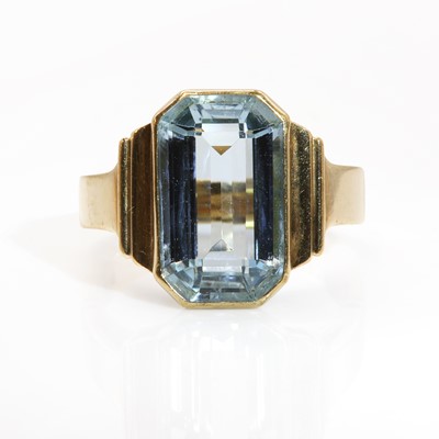 Lot 169 - A single stone aquamarine ring, c.1940