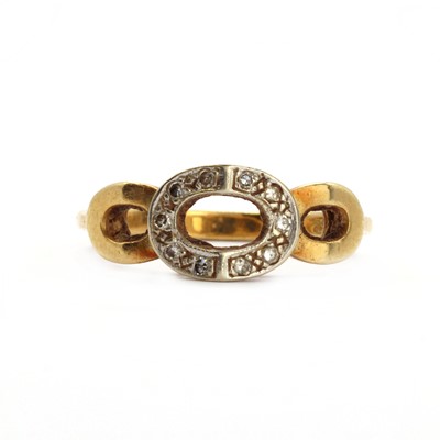 Lot 44 - An 18ct gold diamond three circle design ring