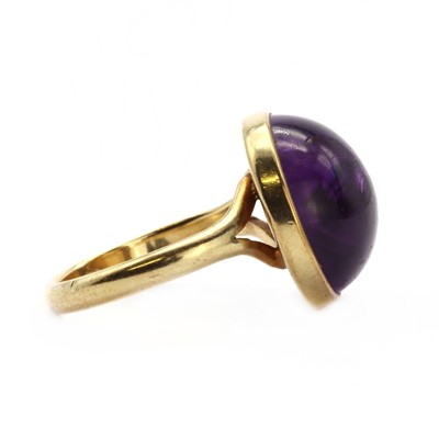 Lot 132 - A gold and amethyst ring