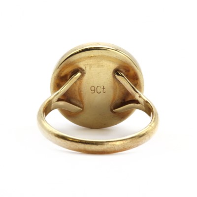 Lot 132 - A gold and amethyst ring