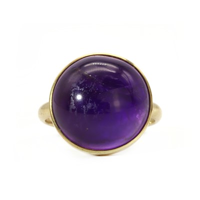 Lot 132 - A gold and amethyst ring